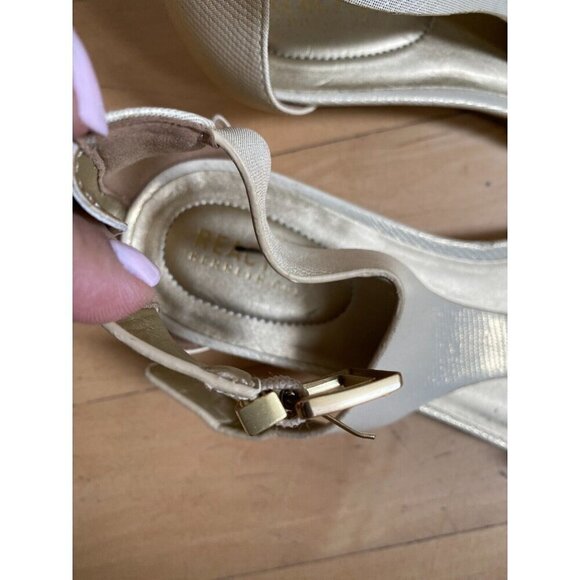 REACTION Kenneth Cole "Great Viber" Gold Women NEW sandal low wedge - Picture 4 of 7